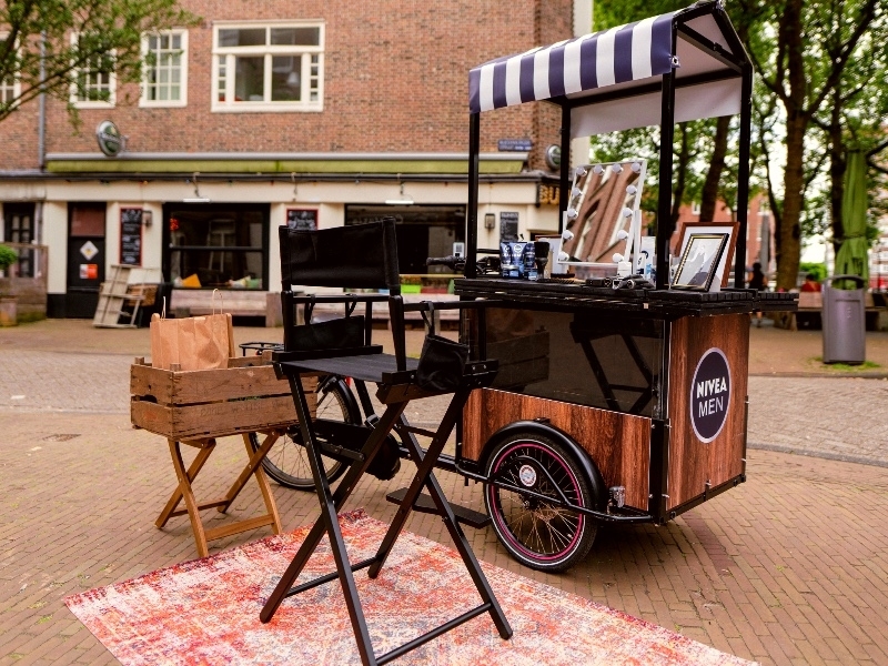 Bakfiets als kapperssalon voor reclame stunt