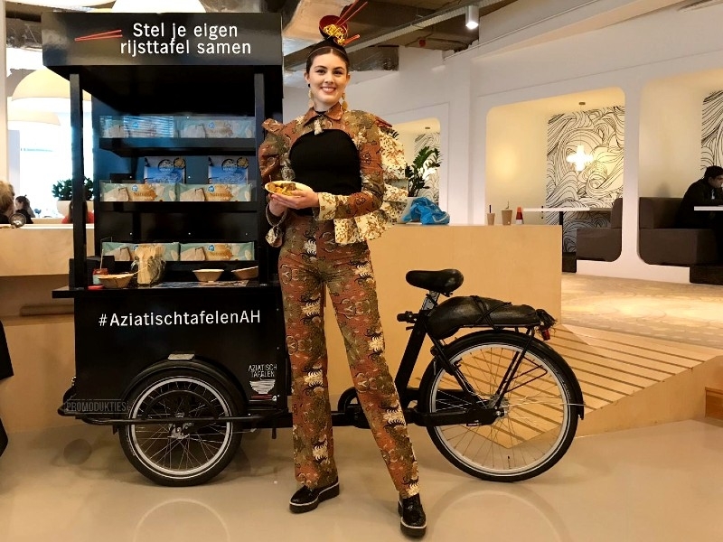 Rijsttafel beursstand bouwen reclame bakfiets hostess merkactivatie brandactivation reclame bakfiets
