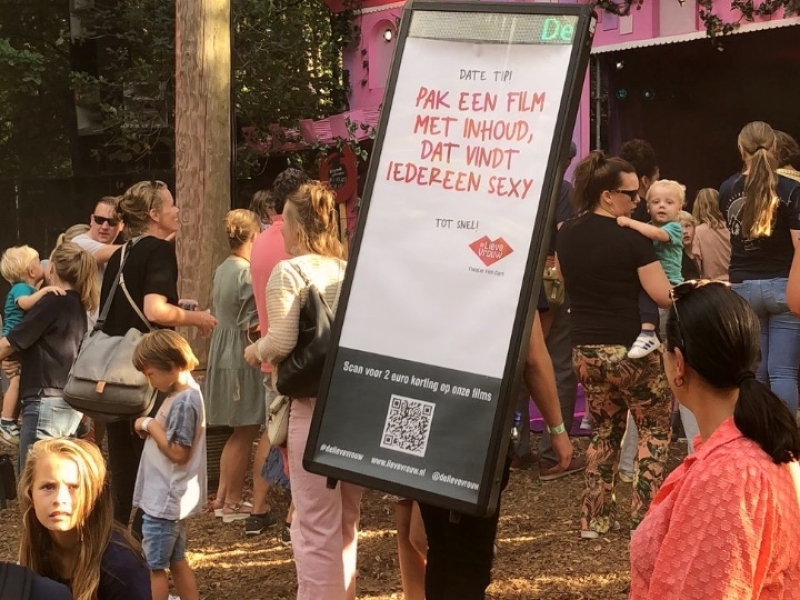 Programma festival aankondigen met walking billboard