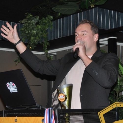 Arjan Assink presenteert als quizmaster een pubquiz op locatie