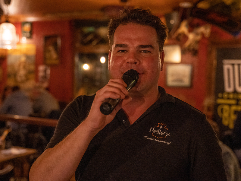 Presentator tijdens een pubquizavond bij horecazaak Pelle's