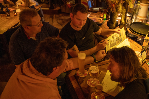 Vriendengroep organiseert zelf een pubquiz met quizvragen en afbeeldingen