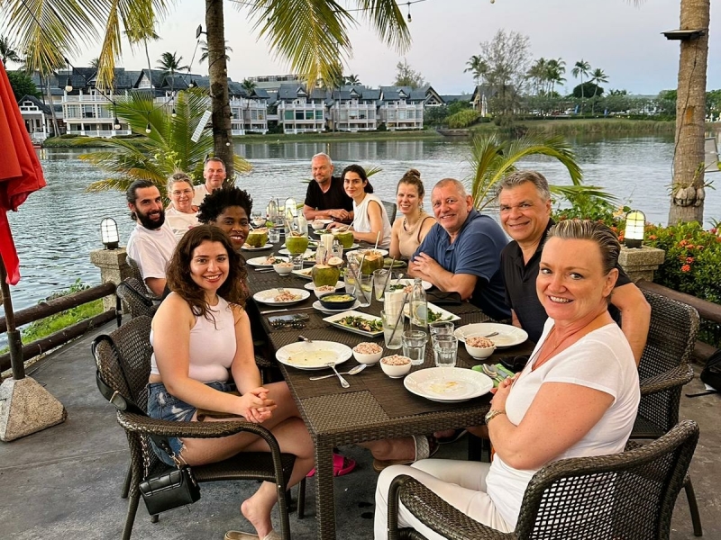 Thailand retreat groep is samen aan het eten