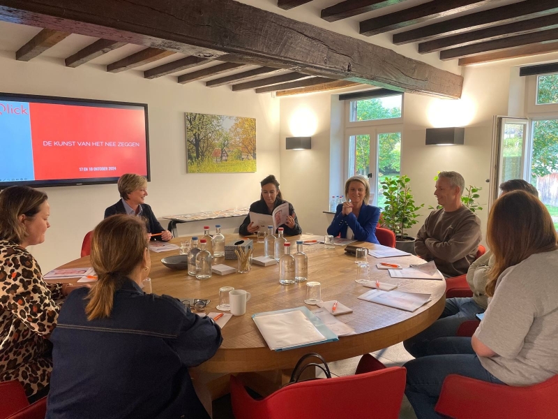 mensen aan tafel wow retreat