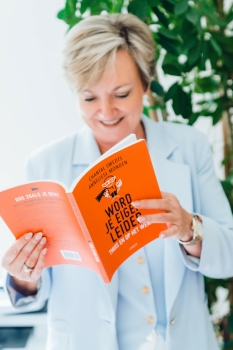 Dit boek moedigt je aan om proactief je eigen leiderschap op te pakken, zowel in je professionele omgeving als in je persoonlijke leven. Ontdek hoe je de regie in handen kunt nemen en jezelf kunt ontwikkelen tot een effectieve leider..