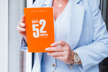 52 Quotes voor bewust leiderschap Het kleine boekje met grote ideeën.  Dit boek biedt een verzameling krachtige citaten die je inspireren en motiveren om het beste uit jezelf te halen. Perfect voor leiders die hun team willen aanmoedigen en stimuleren.