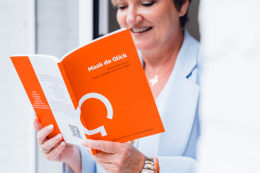 Maak de Qlick’ heeft als bedoeling je een aantal basisinzichten- en tips te geven waarmee je aan de slag kunt om jezelf te coachen.  Deze gids beschrijft op een boeiende en vlotte manier de zes belangrijk­ste thema’s waarom mensen op coaching komen: