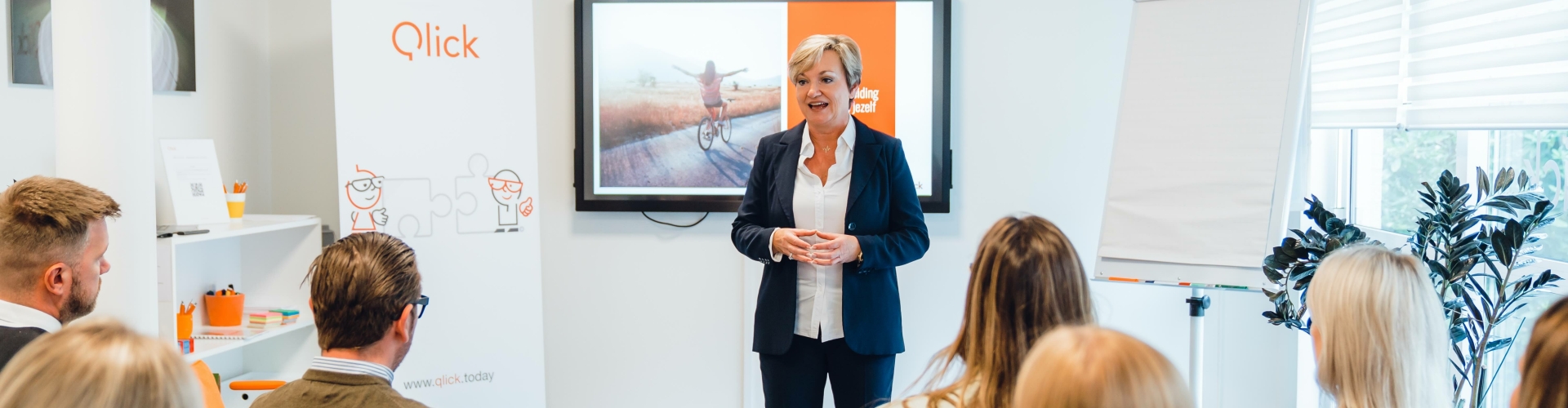 een coach geeft les aan werknemers van een bedrijf