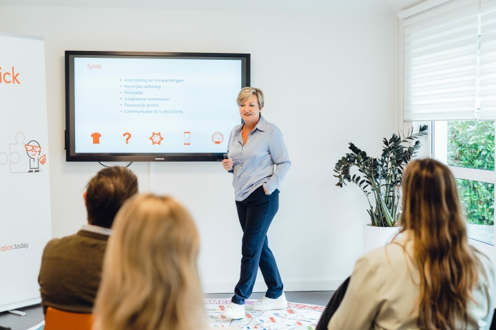 De coach tijdens een teamcoaching