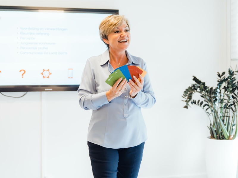 een coach geeft een teamtraining met kleurrijke communicatie kaartjes