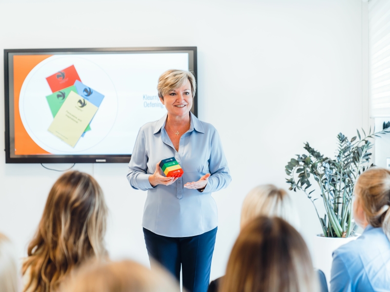 De cozch geeft een teamtraining over kleurrijke communicatie
