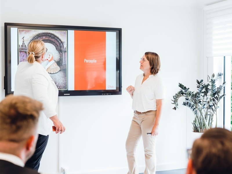 De trainer geeft inzichten aan een team voor betere samenwerking