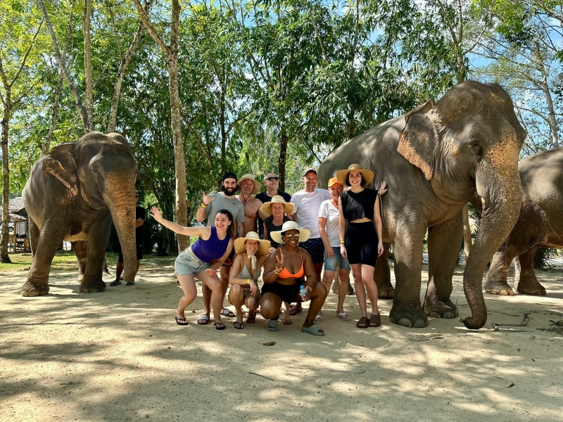 retreat Thailand groepsfoto voor olifant
