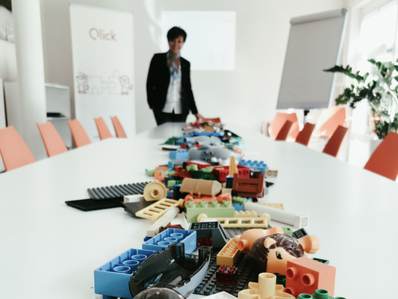 Bouwstenen van Lego Serious Play liggen klaar voor de coach