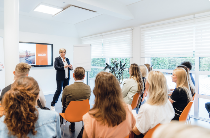 Een acoach geeft in de Qlick blok in het groene Kapellen een teamgerichte training