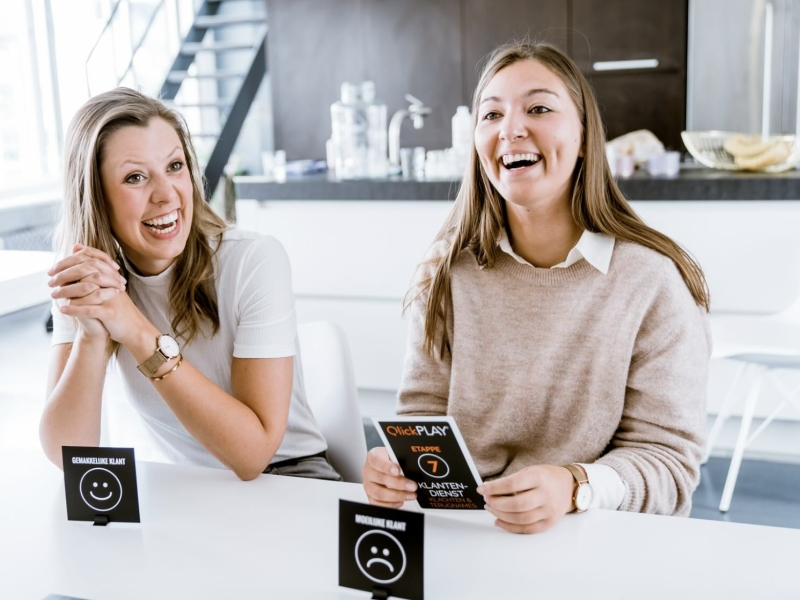2 vrouwen spelen een spel om beter te kunnen samenwerken