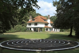 Een prachtig huis met grote tuin waar medewerkers samen teamtrainingen hebben. Een huis in het groen.
