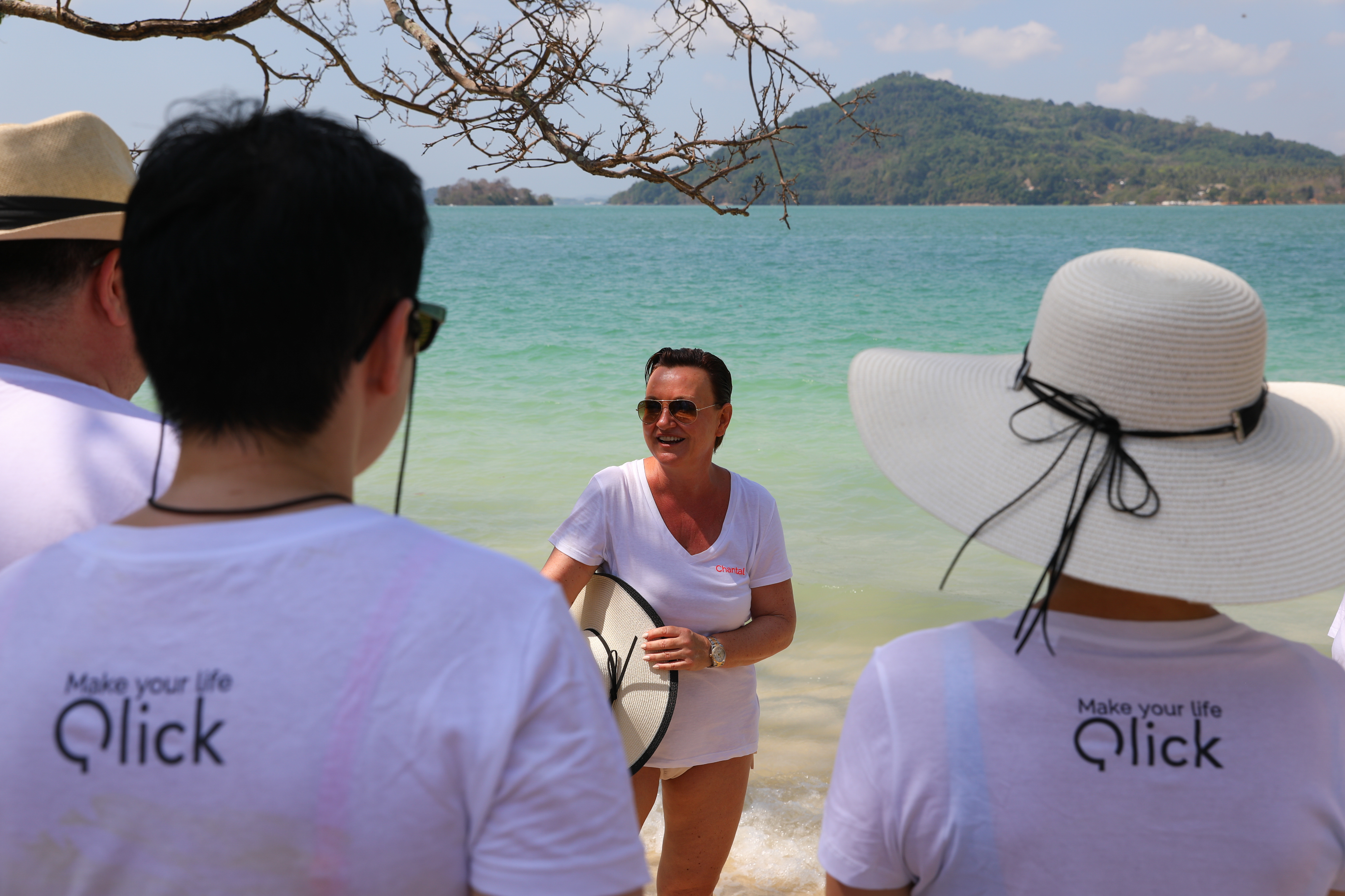 Een coach geeft praktische tips in Thailand aan de deelnemers