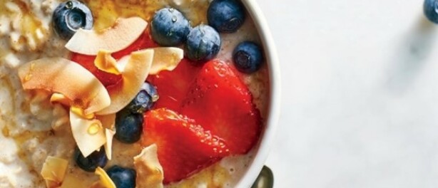 Overnight oats met fruit en geroosterde kokossnippers