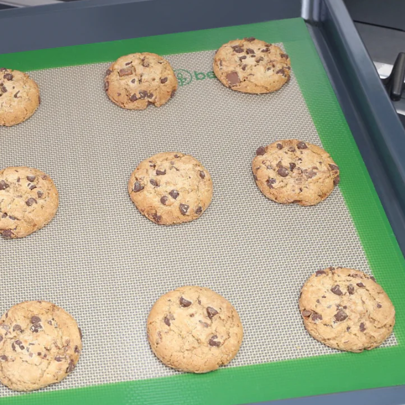 Herbruikbare bakmat siliconen met gebakken koekjes