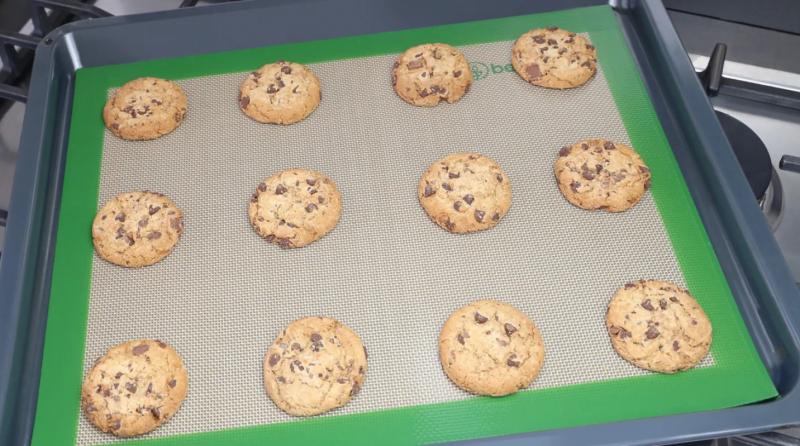 Herbruikbare bakmat siliconen met gebakken koekjes