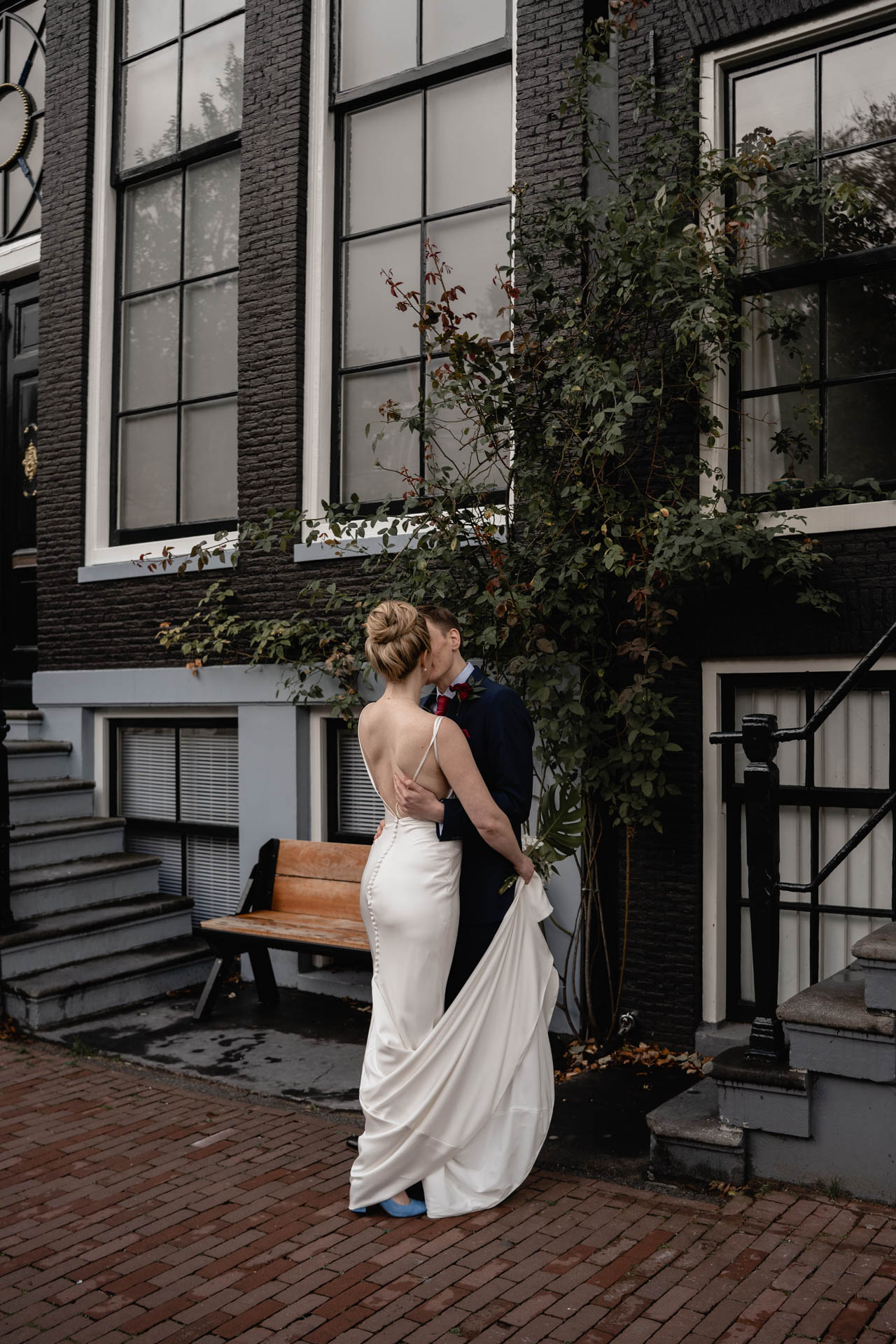 Zoenen in de straten van Amsterdam tijdens je bruiloft