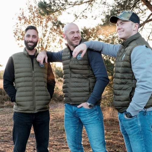 Drie mannen met Danger Clothes kleding