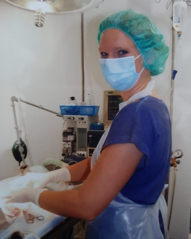 Anita aan de operatietafel als paraveterinair