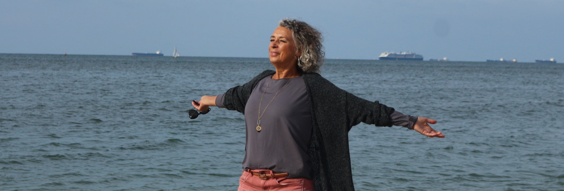 Jenny de Rooy regressietherapeut Regressiepraktijk Den Haag Jenny de Rooy regressietherapeut op het strand Den Haag