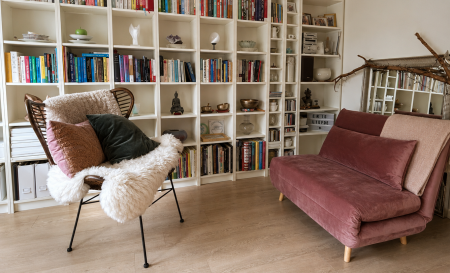 enny, regressie- en reincarnatietherapeut, in haar praktijk in Den Haag