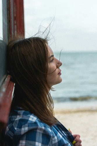 Onzekerheid, pleasen, overdenken, signalen van een systeem dat zich niet echt veilig voelt.Regressiepraktijk Den Haag