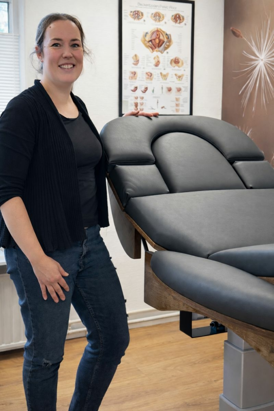 Anoek Vos bij haar Relax Sensation PRO-Baby Behandeltafel