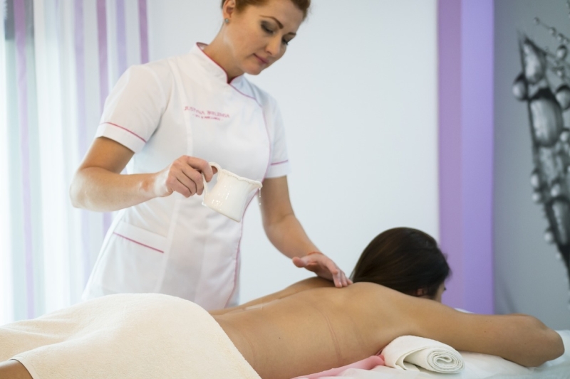 Masseur geeft Aromatherapie massage