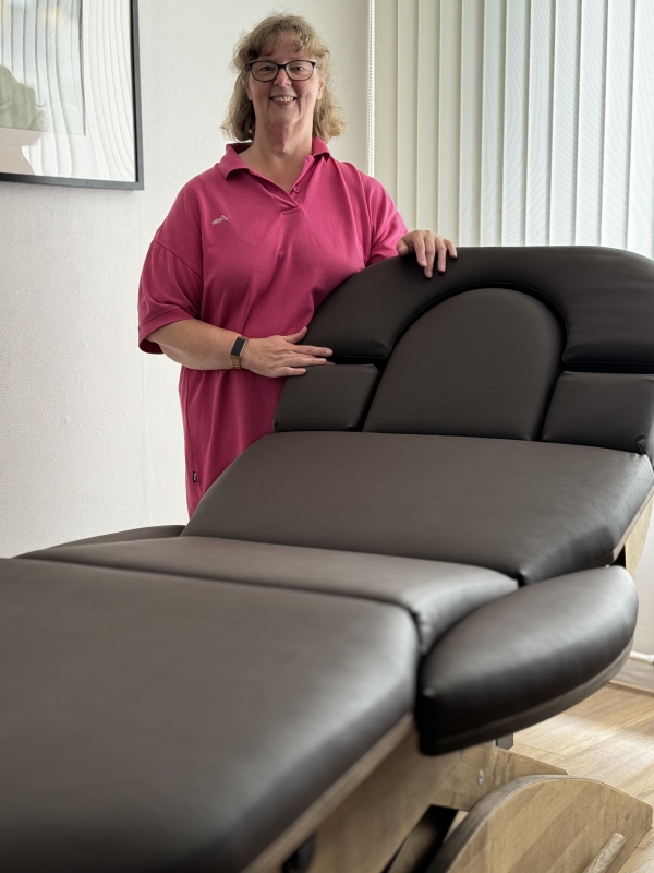 Astrid in haar praktijk met de Relax Sensation PRO behandeltafel