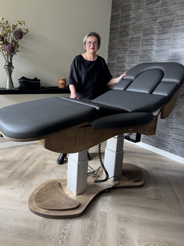 De Relax Sensation PRO-S Baby biedt de perfecte balans tussen design en ergonomisch comfort Luxe massagetafel met elektrische verstelling en houten onderstel bij Massagepraktijk Miranda.