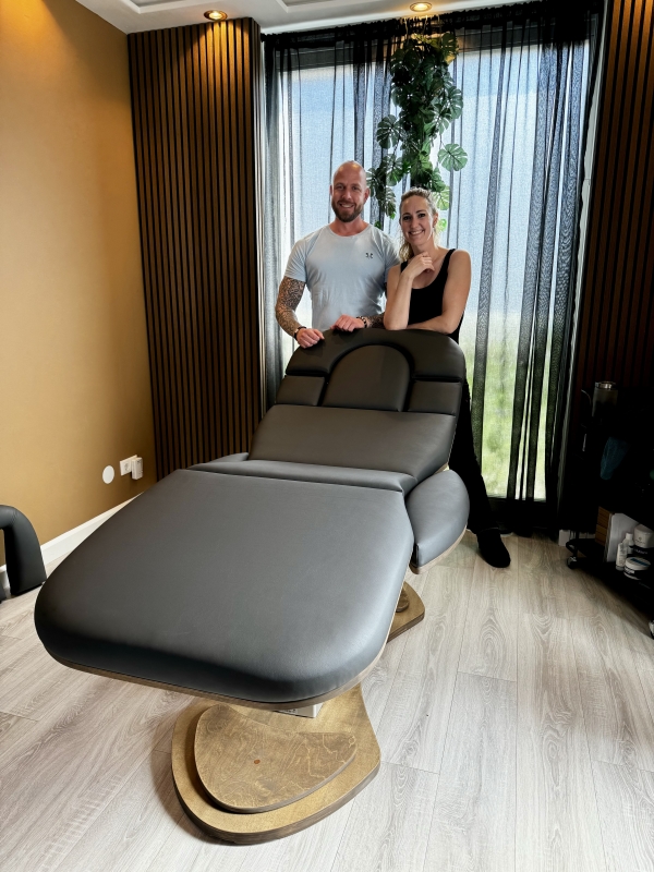 Fiona bij haar Relax Sensation PRO-S Baby Massagetafel in haar mooie praktijk samen met haar collega