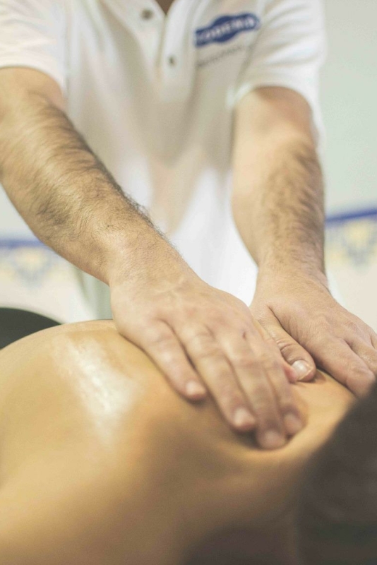Fysiotherapeut geeft schoudermassage