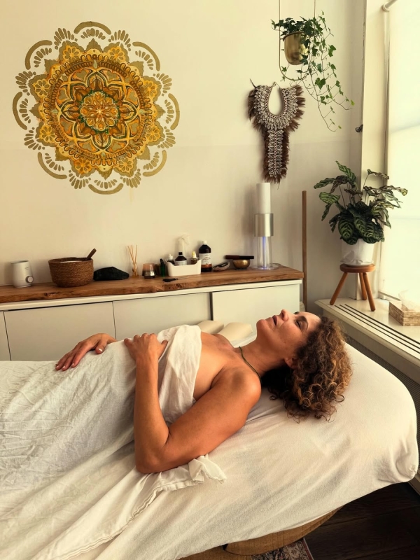 Cliënte ontspant tijdens een holistische massage op de Relax Sensation PRO Baby massagetafel bij Healing People in Amsterdam