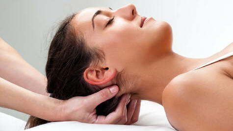 Holistische massage van het hoofd