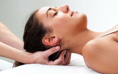 Holistische massage van het hoofd