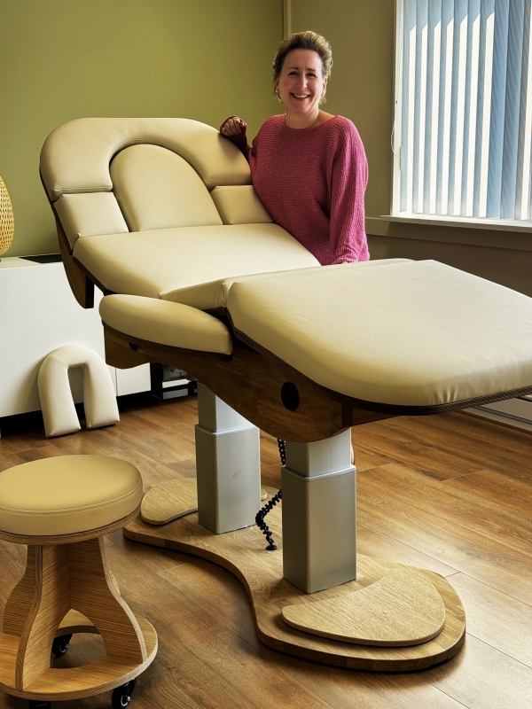 Jacqueline Nagelkerke bij haar Relax Sensation PRO-S behandeltafel massagetafel