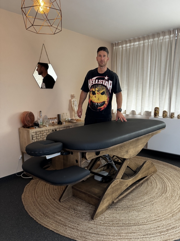 Kevin Swerts bij zijn Relax Sensation Simplex Behandeltafel van Massagetafel Design