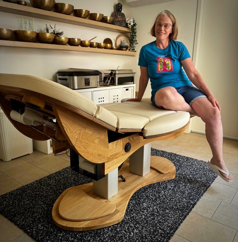 Lia Broer en haar Relax Sensation model PRO-S massagetafel