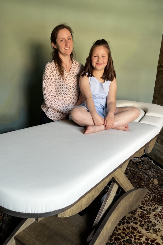 Lieselot en haar dochter bij de massagetafel
