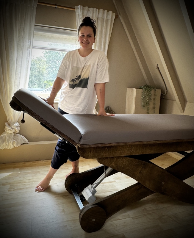 Lisa bij haar Relax Sensation Start Massagetafel