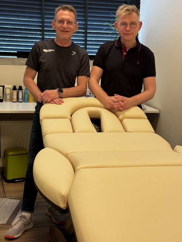 Dawid en Derek van Manibus Massagepraktijk in Nijmegen, trots bij hun nieuwe Relax Sensation PRO massagetafel – geleverd door Massagetafel Design.