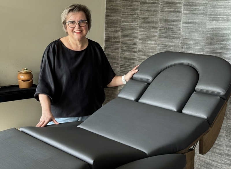 Miranda de Bruijn bij haar nieuwe Relax Sensation PRO-S Baby behandeltafel. Miranda de Bruijn van Massagepraktijk Miranda in Moergestel met de Relax Sensation PRO-S Baby massagetafel.