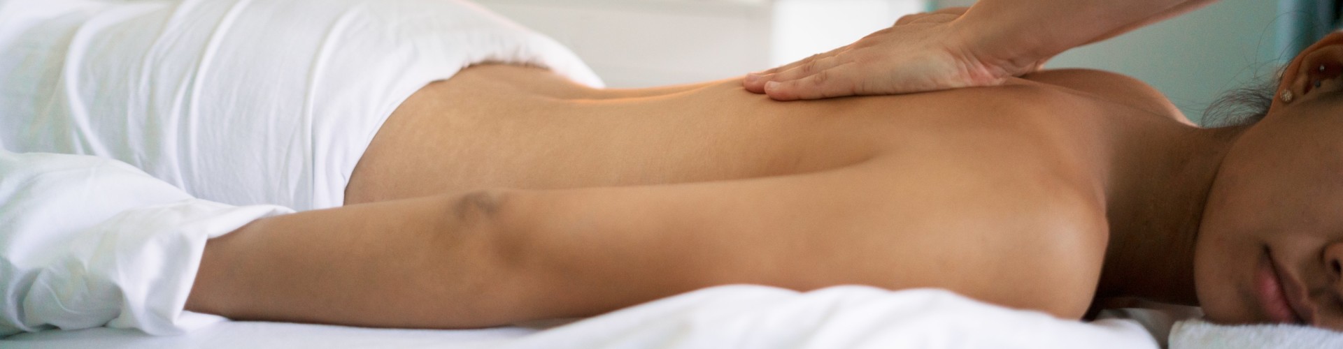 vrouw op massagetafel start