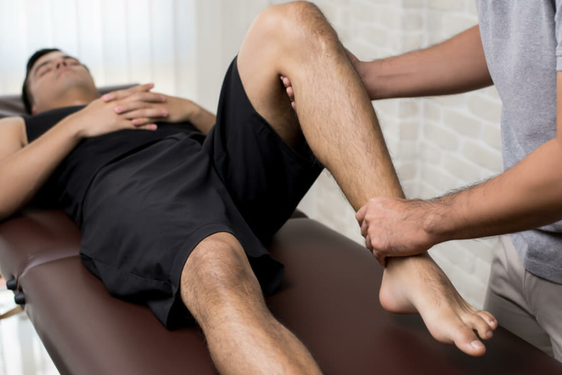 Fysiotherapeut behandelt klant
