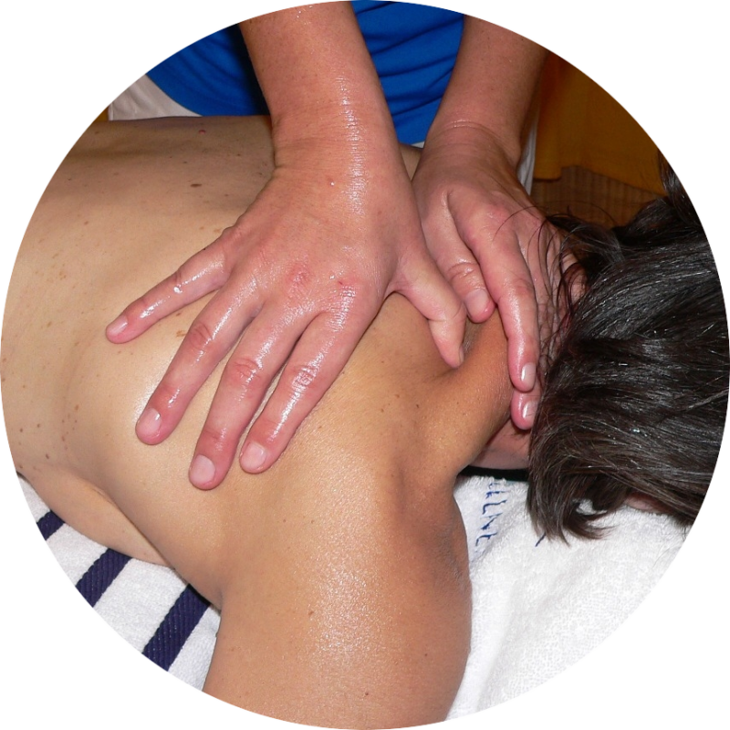 masseur geeft sportmassage